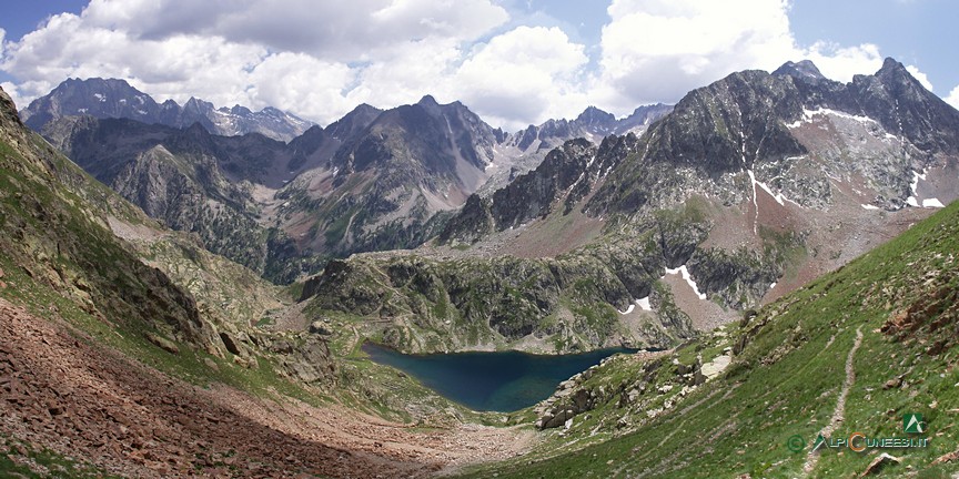 6 - Panorama sulla Val Gesso dal Colletto di Valscura. All'estrema sinistra il Massiccio dell'Argentera, in basso il Lago inferiore di Valscura (2005)
