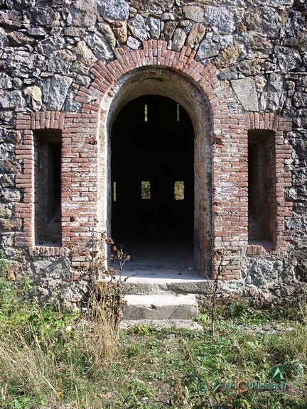 12 - Un elegante ingresso rifinito in mattoni della Caserma difensiva della Sources (2009)