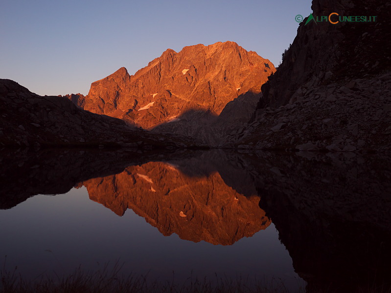 Valle Gesso: l'Argentera al tramonto si specchia nel minore dei Laghi soprani di Fremamorta (2019)