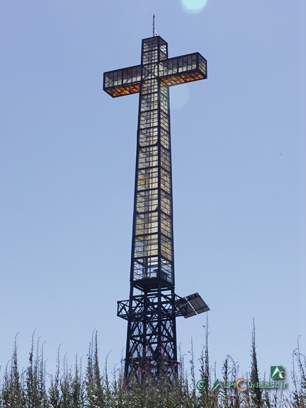 6 - La croce in tubolari metallici sulla vetta del Bric Mindino, alta 25 metri (2006)