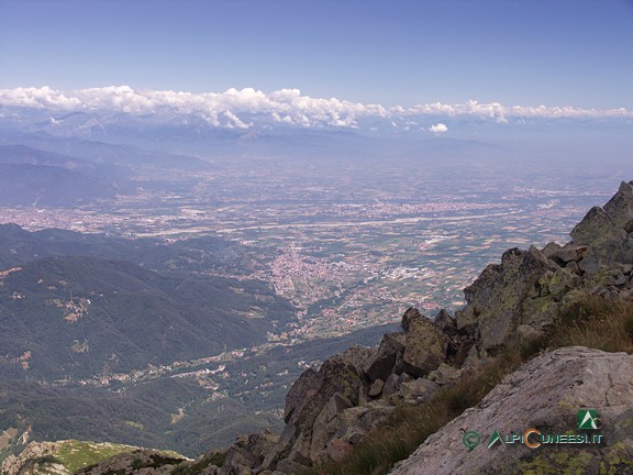 9 - Panorama sulla pianura piemontese dalla vetta del Monte Besimauda (2006)