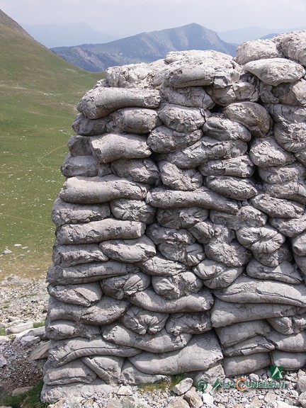 8 - Sacchi di cemento pietrificati nei pressi dell'Opera 269 A (2009)