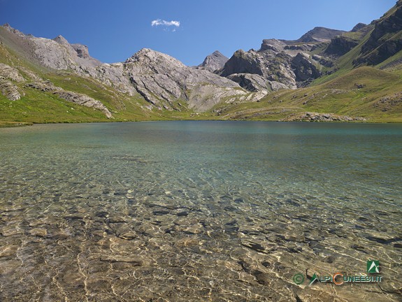 11 - Il Lac du Lauzanier: al centro, la cuspide de la Croix, dalla quale deriva il curioso nome del Lac de derrière la Croix (2020)