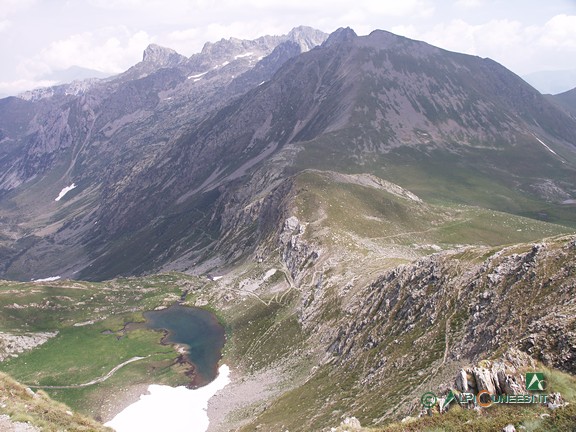 10 - Il Lago della Vacca e, poco più in alto sulla destra, il Colle Ovest del Sabbione, dai pressi del Ricovero Vernasca (2009)