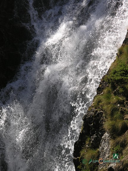 13 - La cascata all'imbocco del Piano superiore del Valasco (2010)