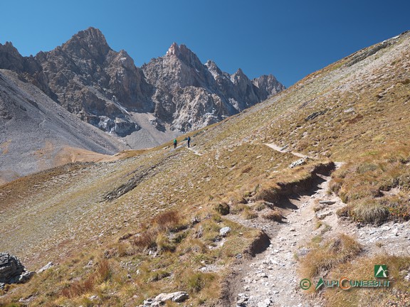 9 - Il Col de Marinet, ben visibile in primo piano sulla sinistra, con il pianeggiante sentiero che lo raggiunge (2021)