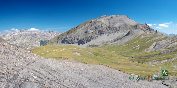 6 - Il sentiero tra detriti fini; all'estrema destra, la Bassa di Colombart (2024)