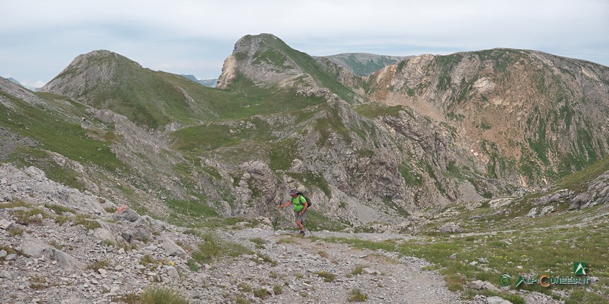 11 - Salendo verso Punta Marguareis: da sinistra, Colle dei Torinesi, Colle dei Savonesi e Colle Palù (2024)