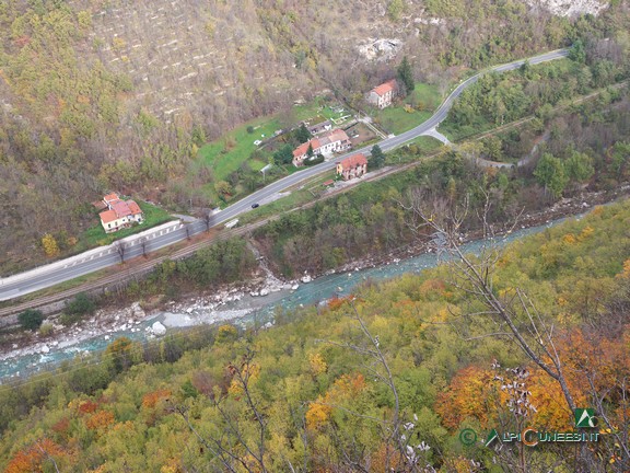 8 - L'impressionante dirupo che dalla Torre dei Saraceni si affaccia sul Fiume Tanaro (2024)