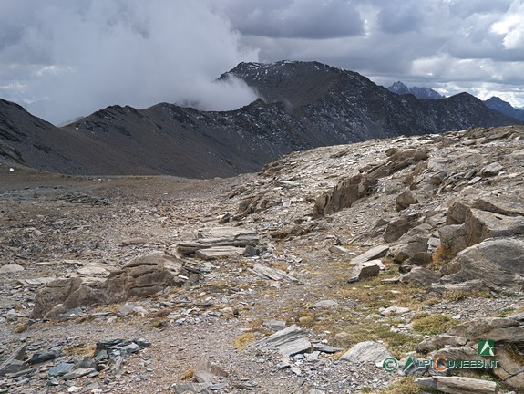 6 - L'ampia displuviale dove si apre il Passo di Mongioia nei pressi del Bivacco Boerio (2015)