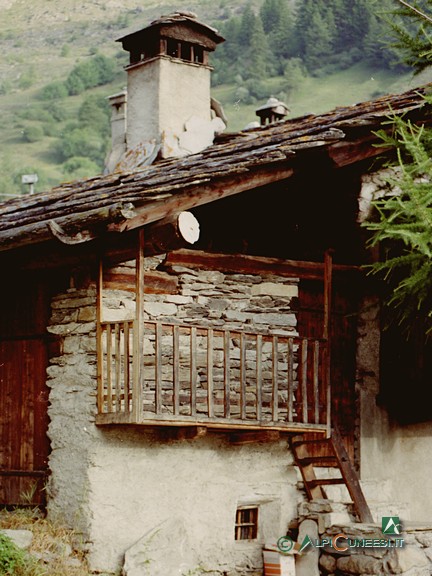 1 - Chiesa, particolare: sopra al balcone si nota la losa tonda a protezione della trave del tetto (1990)