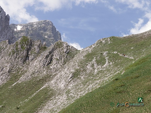 2 - Lo spartiacque dove si apre il Passo di Ciotto Mien, al centro della foto (2009)