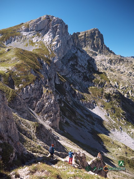 7 - L'ardito sentierino che scende dal Passo di Ciotto Mien verso il Lago degli Alberghi (2024)