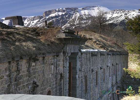 8 - Il fronte di gola del Forte Montescio e il Mongioie sullo sfondo (2010)