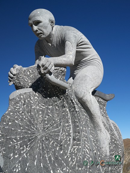 2 - La statua dedicata a Marco Pantani al Colle dei Morti (2012)