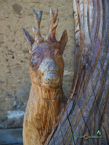 7 - Una scultura in legno raffigurante un capriolo, a Biotto (2019)